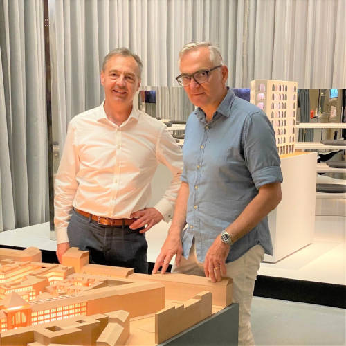 Chef-Immobiléro Michael Rücker lässt sich am Modell das neue Stadtquartier erklären. Copyright: IMMOCOM
