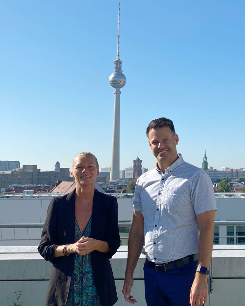 Sascha Nöske von der STRATEGIS AG vor dem Berliner Fernsehturm.